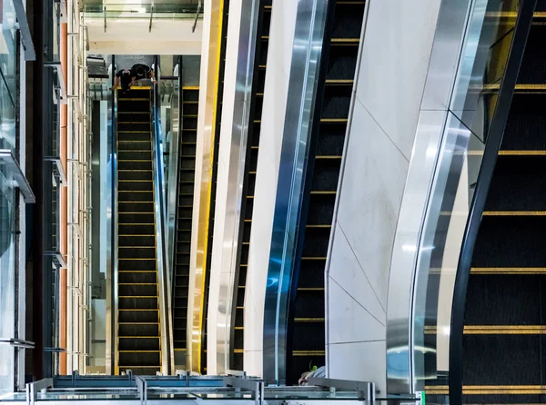 Escalera de varias capas en el centro comercial —  Fotos de Stock