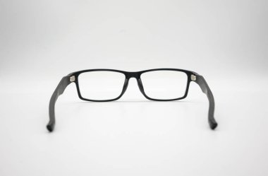 Bir siyah plastik göz giyim veya gözlükleri beyaz arka plan üzerinde