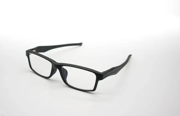 Une lunette ou des lunettes en plastique noir sur fond blanc — Photo