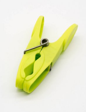 Beyaz izole plastik giysiler PIN 