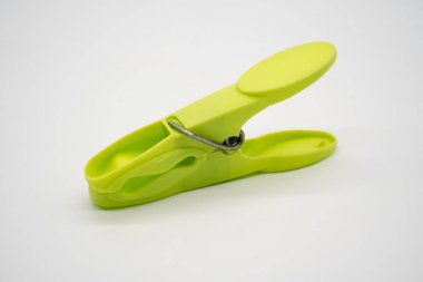 Beyaz izole plastik giysiler PIN 