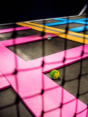 Siyah net kapalı atlama Bahçesi arasında bir göz