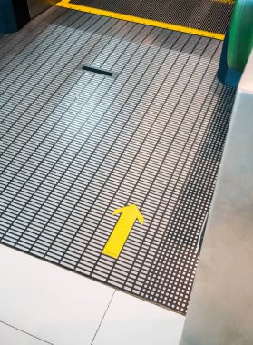 Yürüyen merdiven katta sarı ok ileri