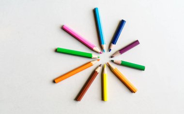 Farklı, kullanılmış, künt, donuk ve keskinleşmiş renkli p / yakın çekim