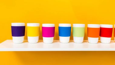Satır renkli pantone silikon Kupası ile beyaz seramik Kupası