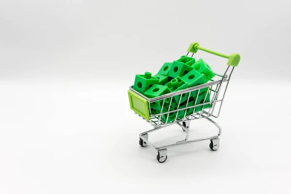 Carrinho de compras verde com verde 3d quebra-cabeça dentro — Fotografia de Stock