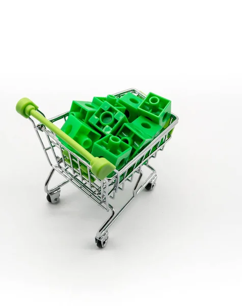 녹색 쇼핑 카트 안에 녹색 3d 퍼즐으로 — 스톡 사진