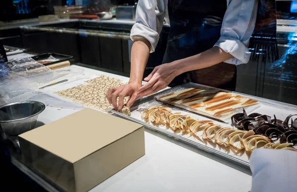 Pastelaria Chef mãos trabalhando em guarnições de chocolate para decoração de chocolate — Fotografia de Stock