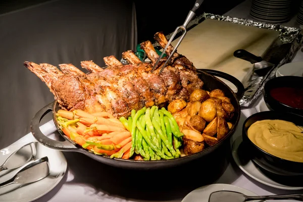 Côtes levées de bœuf grillées marinées servies avec pommes de terre au four et légumes — Photo