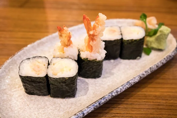 Japon tarzı dokulu plaka üzerinde maki karides tempura