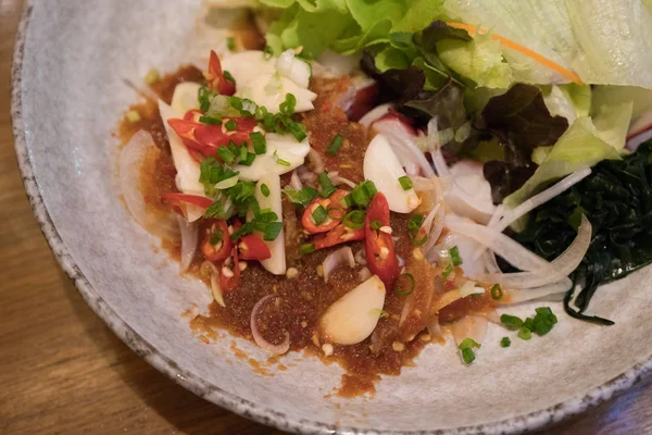 Salada picante Tako shashimi com alface fresca, cebola e algas — Fotografia de Stock