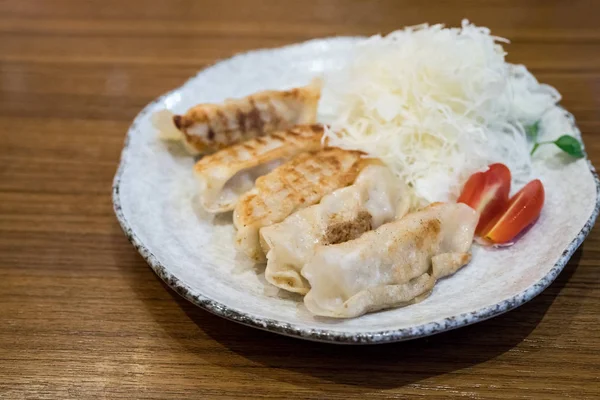 日本の焼き餃子と呼ばれる、蒸し餃子 — ストック写真