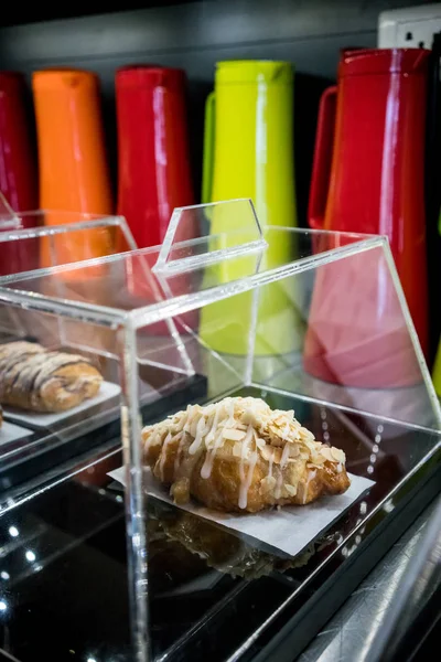 Fechado croissant tradicional com amêndoa e cobertura de gelo em — Fotografia de Stock