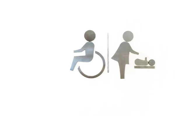 Αναπηρική καρέκλα και γυναικών με το μωρό, αλλάζοντας πάνες τουαλέτα μέταλλο si — Φωτογραφία Αρχείου