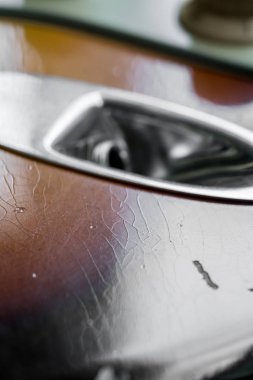 Bitiş closeup kuvvetli güneş ışığı gitarda çatlamak
