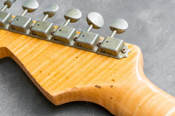 Alev akçaağaç sap kafası gitar closeup — Stok fotoğraf