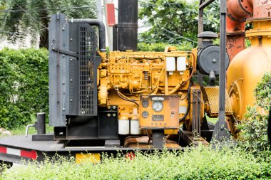 Sarı endüstriyel su pompası motor seti.  
