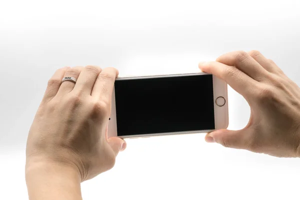 Mano femminile con cellulare bianco e schermo nero — Foto Stock