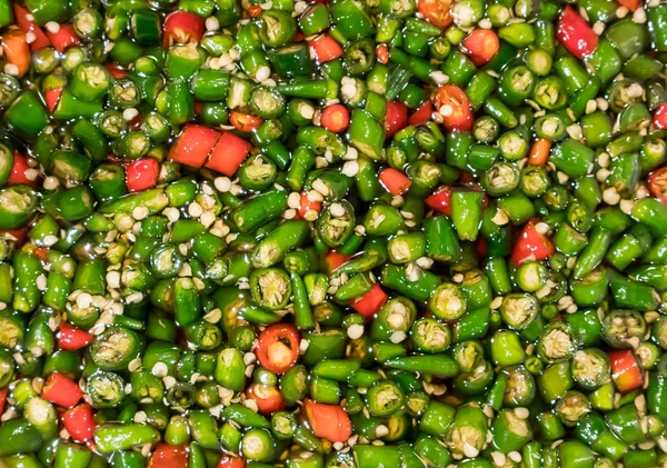 Chili tailandés fresco rojo y verde en salsa de pescado. Cerrar en rodajas ch —  Fotos de Stock