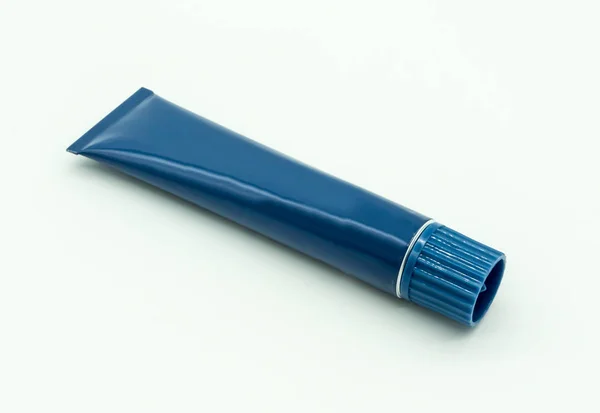 Tubo de creme azul isolado em branco — Fotografia de Stock