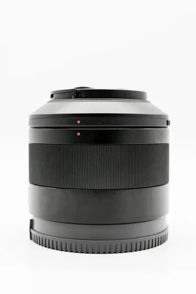 Objektiv fotoaparátu s víčkem izolované na bílém — Stock fotografie