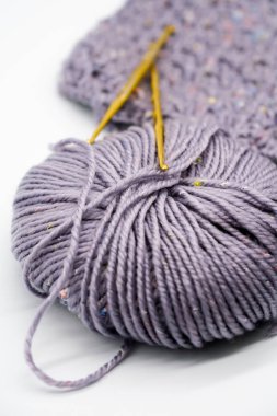 Altın tığ ve farklı renk iplik