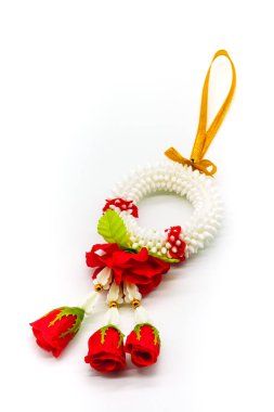 Kumaş üzerinde kırmızı gül izole Tay plastik çelenk süslenmiş 