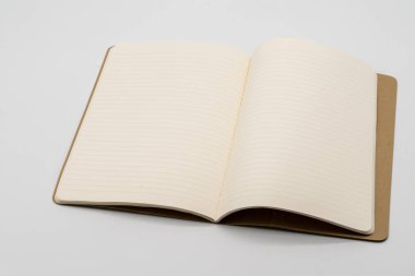 Boş sayfaları üzerinde beyaz izole ile açılan not defteri