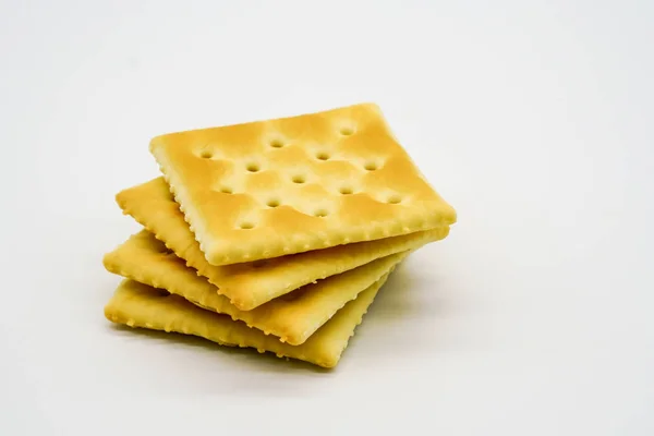 Stapel vierkante saltine crackers geïsoleerd op wit — Stockfoto