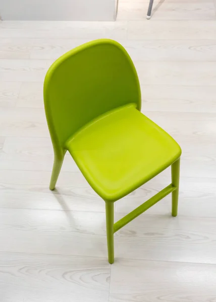 Зелений пластиковий сучасний дизайнерський стілець — стокове фото
