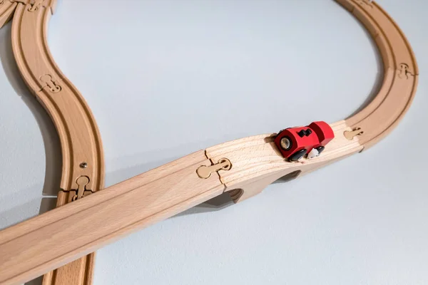 Juguete tren rojo en pista de madera de plástico aislado en blanco — Foto de Stock