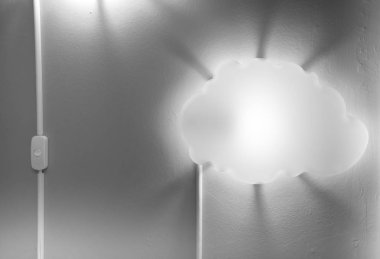 Işıklı beyaz bulut şeklinde lamba att yanındaki açık anahtarı