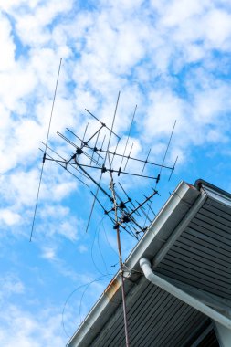 televizyon anteni çatı üzerinde