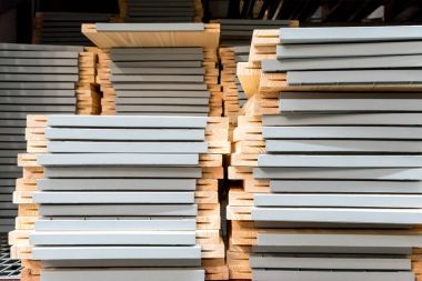 Ahşap mobilya çelik raflar yığınları 