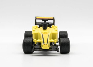 Formül araba beyaz izole olarak sarı oyuncak