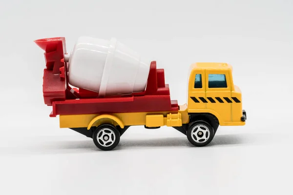Brinquedo de caminhão misturador de cimento amarelo isolado no branco — Fotografia de Stock