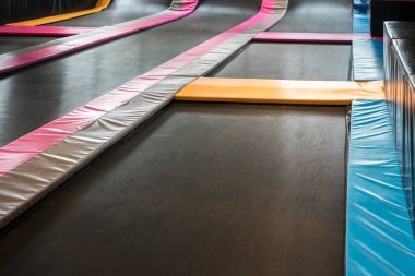 Kapalı atlama için birbirine bağlı Hediyelik paketler.