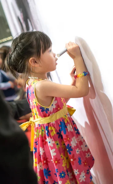 Gadis asia dengan gaun berwarna-warni menulis beberapa pesan — Stok Foto