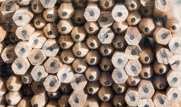 Pencere ahşap kalemler yığını arasında bir göz