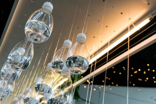 Yüzen ve bir yükleme sanat olarak hareket şişe su