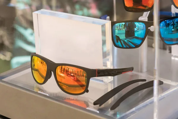 Verschillende van de zonnebril in de winkel weergeven schappen Selectieve fo — Stockfoto