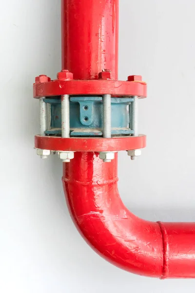 Tubos de acero industriales en forma de L roja —  Fotos de Stock