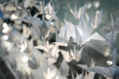 Dizelerle beyaz Origami kuşlar uçar