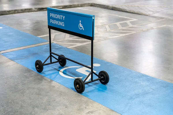 O sinal internacional para uma tenda de estacionamento para deficientes em um parque — Fotografia de Stock