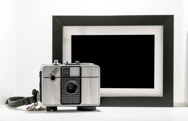 Vintage retro film camera with black and white picture frame iso — Stock Photo, Image