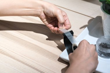 Bayan el çekerek viski bant bant kesici