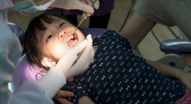 Diş check-up dişçi ofisinde. Diş hekimi muayene Asyalı kızlar