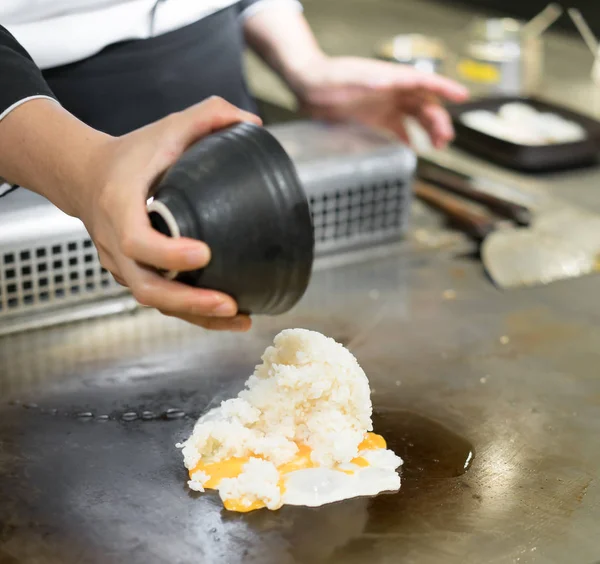 Mão do chef cozinhar arroz frito na panela quente na frente dos clientes — Fotografia de Stock