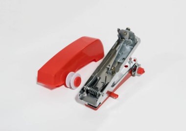 Beyaz izole kırmızı el dikiş makinesi 