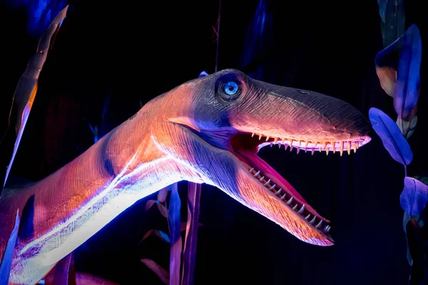 Dinozor modeli pembe, mor ve mavi ortamında